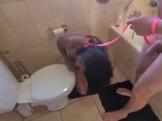 人的 廁所 印度人 slattern 得到 生氣 上 和 得到 她的 頭 flushed followed 由 吸吮 公雞