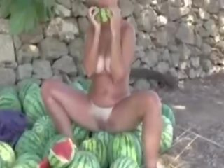 Afara melon masturbare nudist giselda