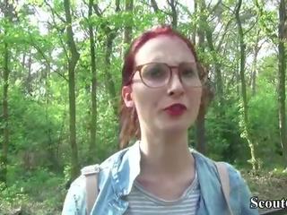 Alemana scout - facultad pelirroja adolescente lia en público fundición