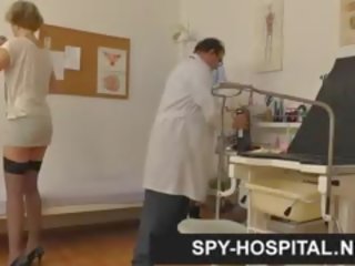 Stjålet skjult kamera klipp av gynekologisk eksamen