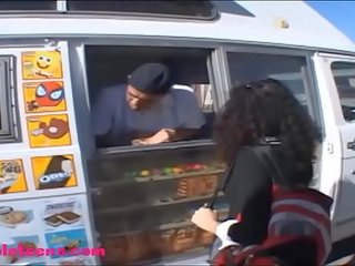 Gullibleteens.com icecream truck giovanissima lassie gonfio nero capelli