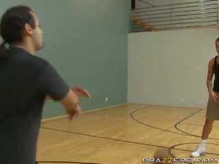 Capri cavanni fucked na basketbal súd klip