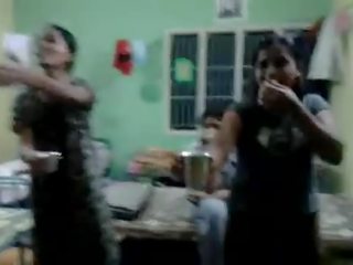 उत्तर इंडियन लड़कियों कोशिश को पेय बियर में उनके मेजबान