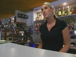 Veľký kozy amatérske bartender payed jebanie