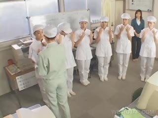 Japānieši medmāsas sniedzot handjob līdz pacienti